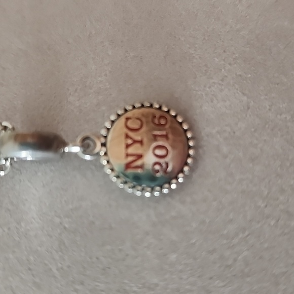 Pandora NYC 2016 charm - Picture 4 of 4